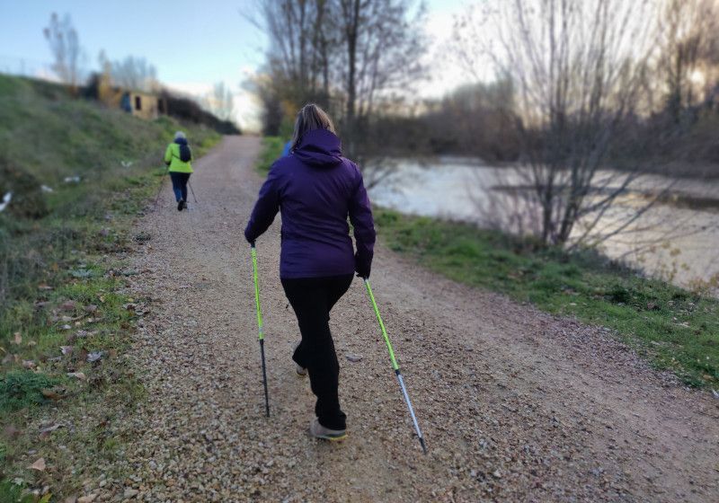Personas practicando Nordic Walking.